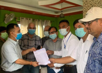 नाका खुलाउन माग गर्दै व्यवसायीले बुझाए कांग्रेस प्रवक्ता शर्मालाई ज्ञापनपत्र