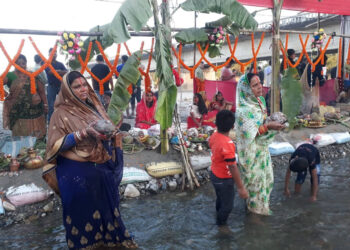 अस्ताउँदो सुर्यलाई अर्घ दिँदै भक्तजन