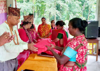 तीजमा साडी पाउँदा विपन्न महिलाहरु दंग