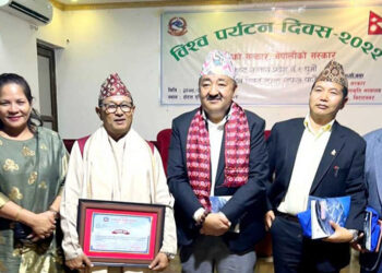 हिकोलाका सञ्चालक देवीभक्त श्रेष्ठ सम्मानित