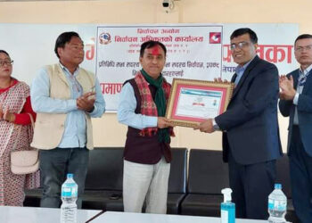 झापा–१ का निर्वाचित उम्मेदवारलाई प्रमाणपत्र वितरण