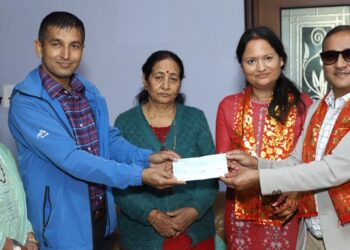 भट्टराई दम्पत्तिले दिए पत्रकार उपचार कोषलाई १ लाख