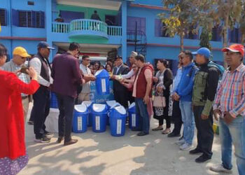 खानेपानीद्वारा विद्यालयलाई डस्टबिन वितरण