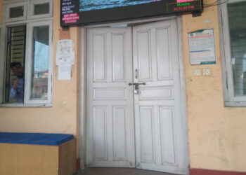 ठेकेदारले लगाए नगरपालिकामा ताला