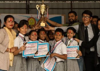 होराइजनले बाढ्यो पुरस्कृत विद्यार्थीलाई अवार्ड