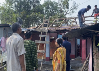 असिना पानीले सुकुमबासीको घरको छाना उडायो