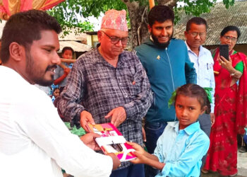 विद्यार्थीलाई शैक्षिक र खेलकुद सामाग्री