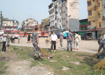 खानेपानी कार्यालयद्वारा बजार सरसफाइ तथा डस्वीन वितरण
