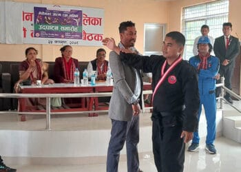 किशोरीहरुलाई आत्मारक्षा तालिम दिँदै मेचीनगर