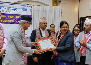 नारी सञ्चार गृहले पुरस्कृत गर्यो सावित्रा र शुष्मालाई