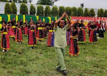 केसाङले बुद्ध र सगरमाथा चिनाउँदै देखाए चित्रकला