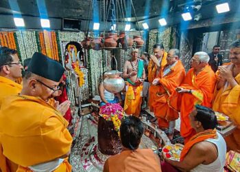 प्रचण्डले पूजा गरेको तस्बिर सेयर गर्दै बाबुरामकाे प्रश्न- हामी कता जाँदैछौं ?