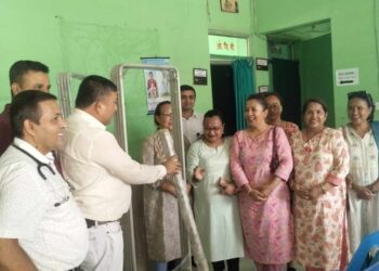 केन्द्रले दियाे आम्दा मेचीलाई स्वास्थ्य सामाग्री