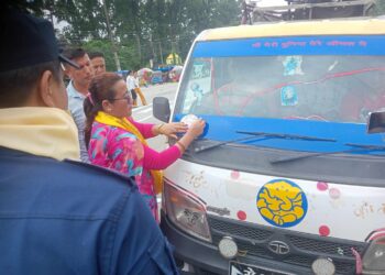 सांसदले टासिन सार्वजनिक बसमा स्टिकर