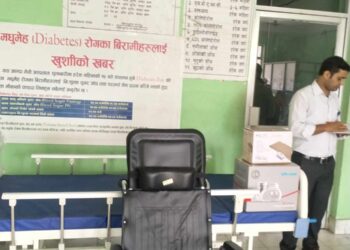 पत्नीको स्मृतिमा आम्दा मेचीलाई स्वास्थ्य सामाग्री