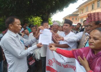 धनिपुर्जा माग्दै सुकुम्बासीहरू मेचीनगरमा