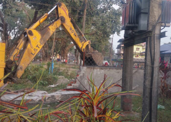 सडक छेउछाउका टहरा हटाउन डोजर प्रयोग