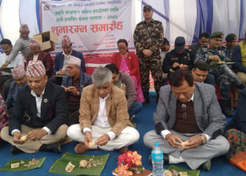 मुख्यमन्त्रीको टोलीलाई गुन्द्रीमा राखेर स्थानीयले खुवाए आलु