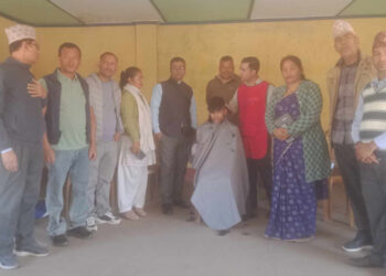 पूर्व विद्यार्थीले काटिदिए विद्यार्थीको निशुःल्क कपाल
