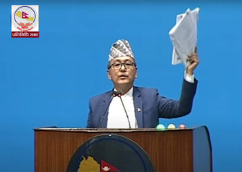 लिङ्देनले संसदमै च्याते भौतिक मन्त्रालयको बजेट पुस्तिका