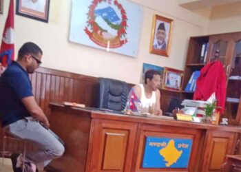 मन्त्री मनाङ्गे कार्यकक्षमा गन्जीमै बसेर जनतासँग छलफल गर्दै