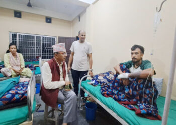 घाइते सर्प उद्वारकर्मीको स्वास्थ्यस्थिति बुझ्दै मेयर