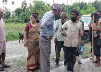 सडक मानवको उद्धार गर्दै मेचीनगर