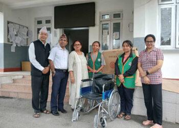 नगरपालिकाले दियो आश्रमलाई दुई वटा ह्विल चेयर