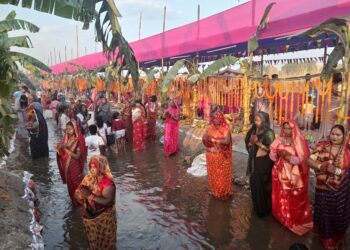 निन्दा खाेलामा सूर्यलाई अर्घ दिइँदै