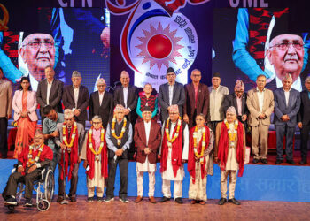 ओलीद्वारा ‘कम्युनिष्ट योद्धा’हरु सम्मानित