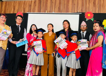 साना कक्षाका विद्यार्थीलाई दिक्षित गराउँदै होराइजन