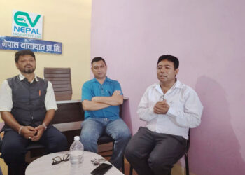 ईभी गाडीमा लगानी गर्दै मेचीनगरका पत्रकारहरु