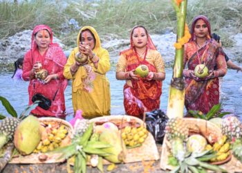मेची र निन्दामा छठ पर्व : अस्ताउँदो सूर्यलाई अघ्र्य (फोटोफिचर)