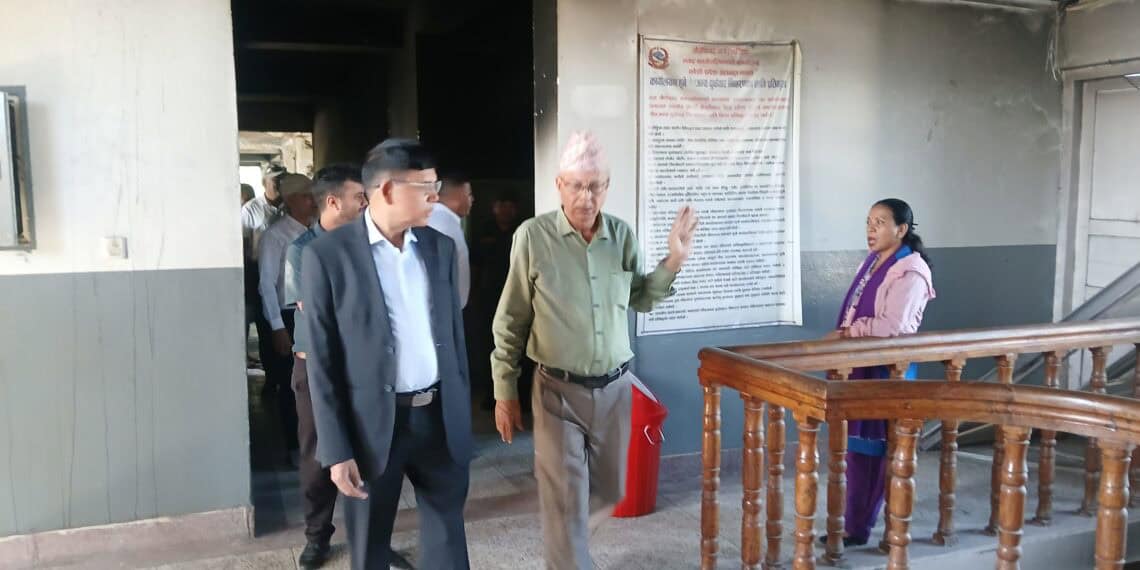 निवर्तमान मन्त्री दाहालद्वारा नगरपालिकासहित ध्वस्त भवनहरूकाे निरीक्षण