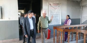 निवर्तमान मन्त्री दाहालद्वारा नगरपालिकासहित ध्वस्त भवनहरूकाे निरीक्षण