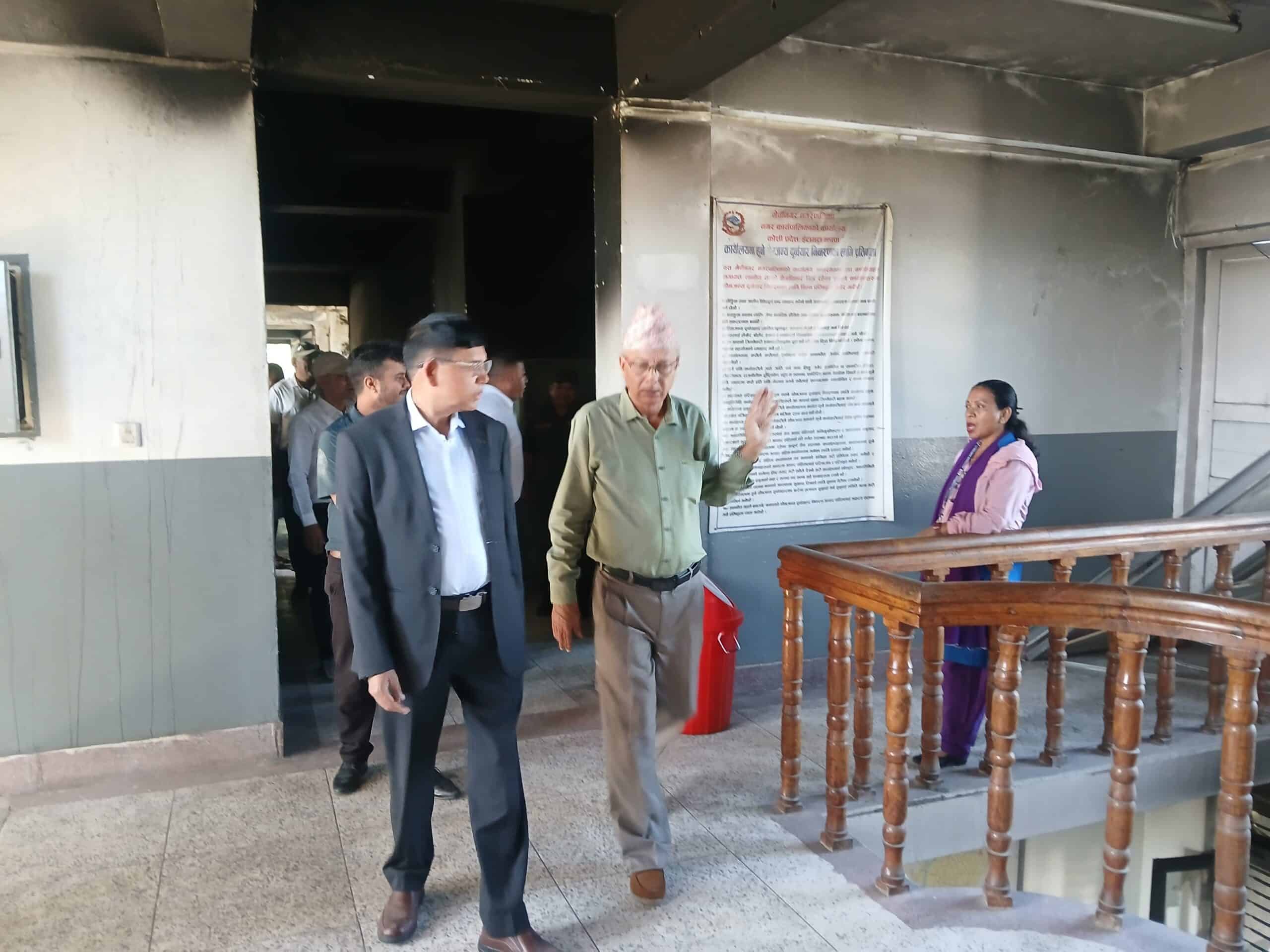 निवर्तमान मन्त्री दाहालद्वारा नगरपालिकासहित ध्वस्त भवनहरूकाे निरीक्षण