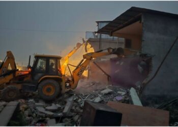 मनाेहराकाे सुकुम्बासी वस्ती भत्काउने क्रममा ढुंगामुढा