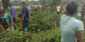 भारतीय सुरक्षाकर्मीले पाठामारीकाे दशगजाका चियाका बाेटहरू हटायाे