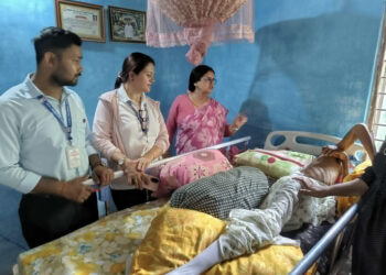 अशक्त भएका व्यक्तिहरूको घरैमा डाक्टर गएर स्वास्थ्य जाँच